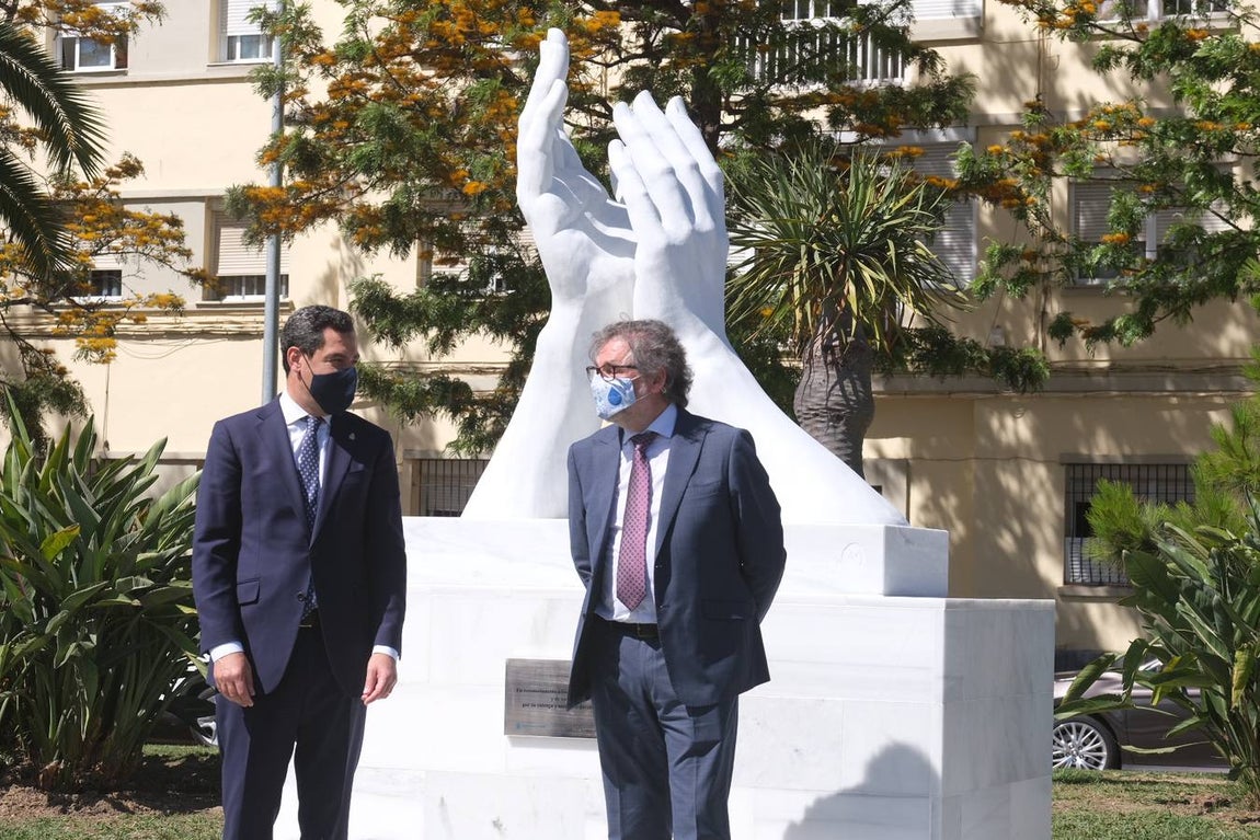 Inauguración de la escultura de homenaje a los profesionales sanitarios y sectores esenciales en Cádiz