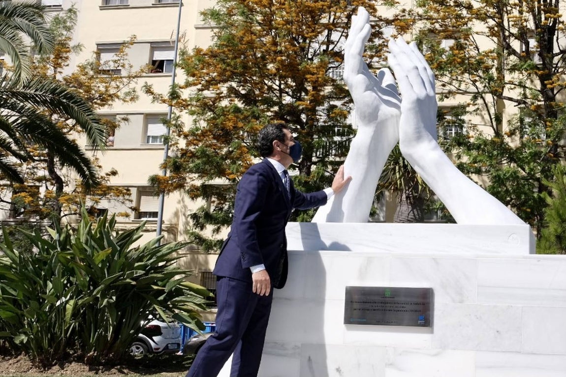 Inauguración de la escultura de homenaje a los profesionales sanitarios y sectores esenciales en Cádiz