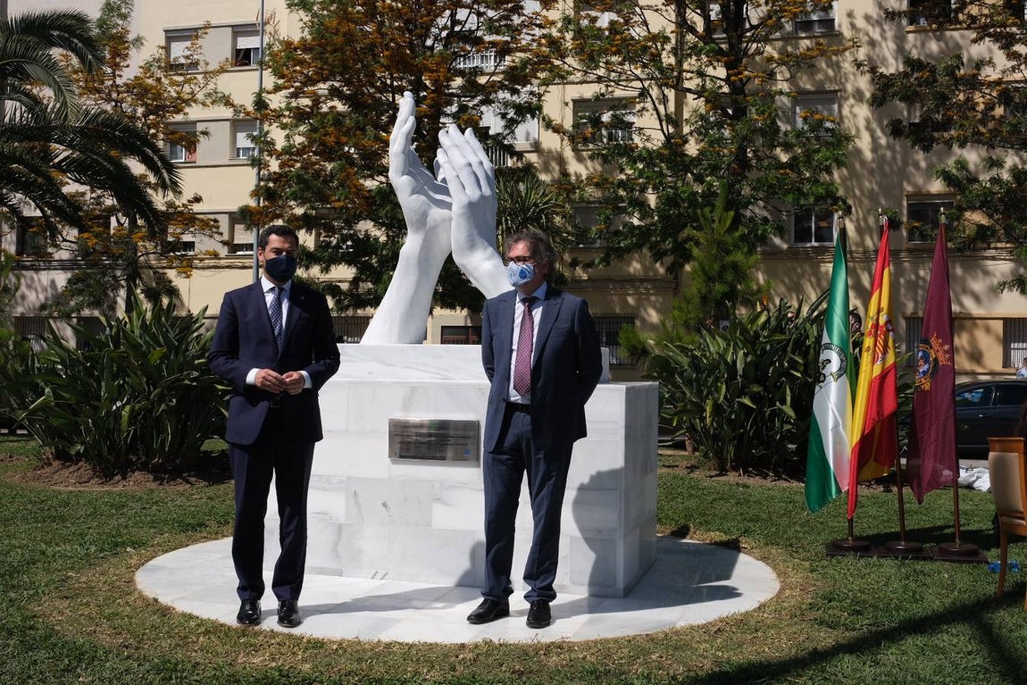 Inauguración de la escultura de homenaje a los profesionales sanitarios y sectores esenciales en Cádiz
