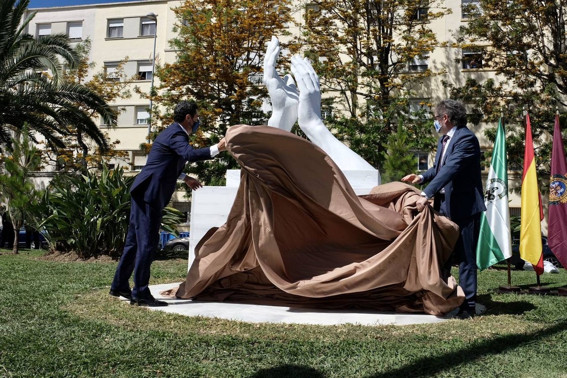 Inauguración de la escultura de homenaje a los profesionales sanitarios y sectores esenciales en Cádiz