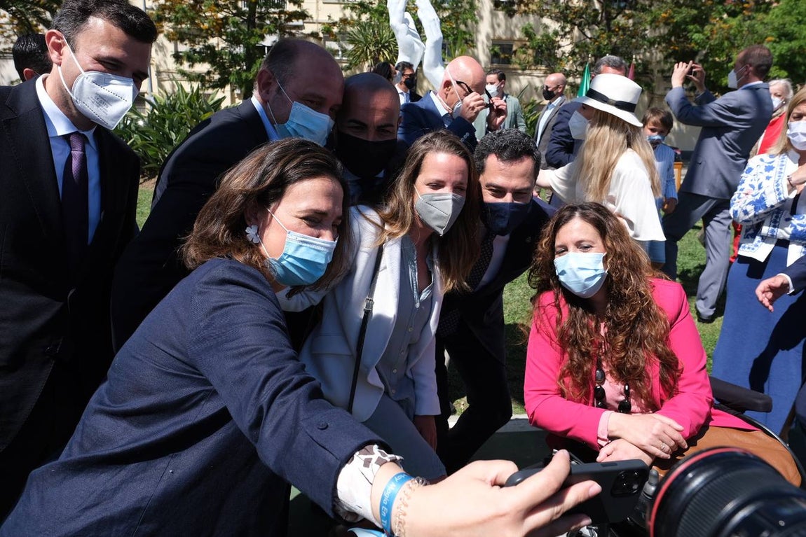 Inauguración de la escultura de homenaje a los profesionales sanitarios y sectores esenciales en Cádiz