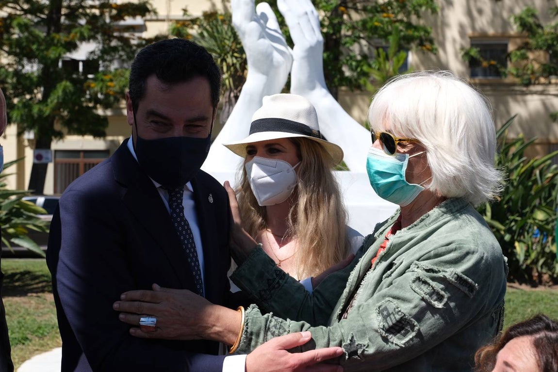 Inauguración de la escultura de homenaje a los profesionales sanitarios y sectores esenciales en Cádiz