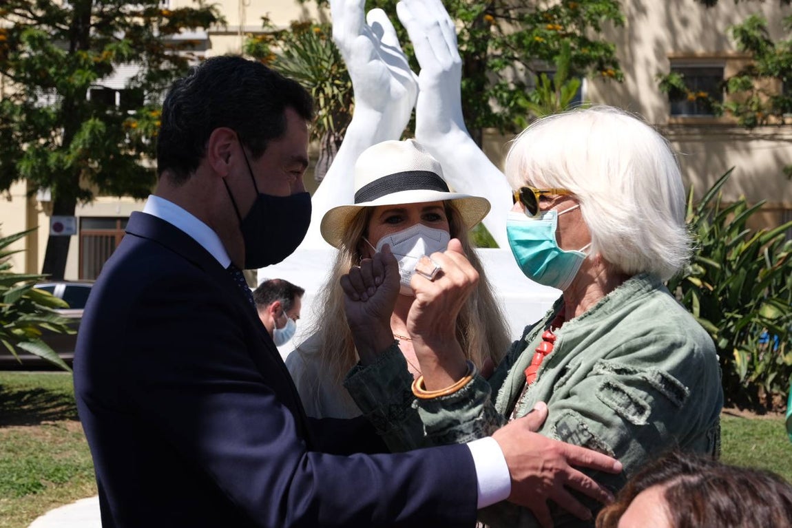 Inauguración de la escultura de homenaje a los profesionales sanitarios y sectores esenciales en Cádiz