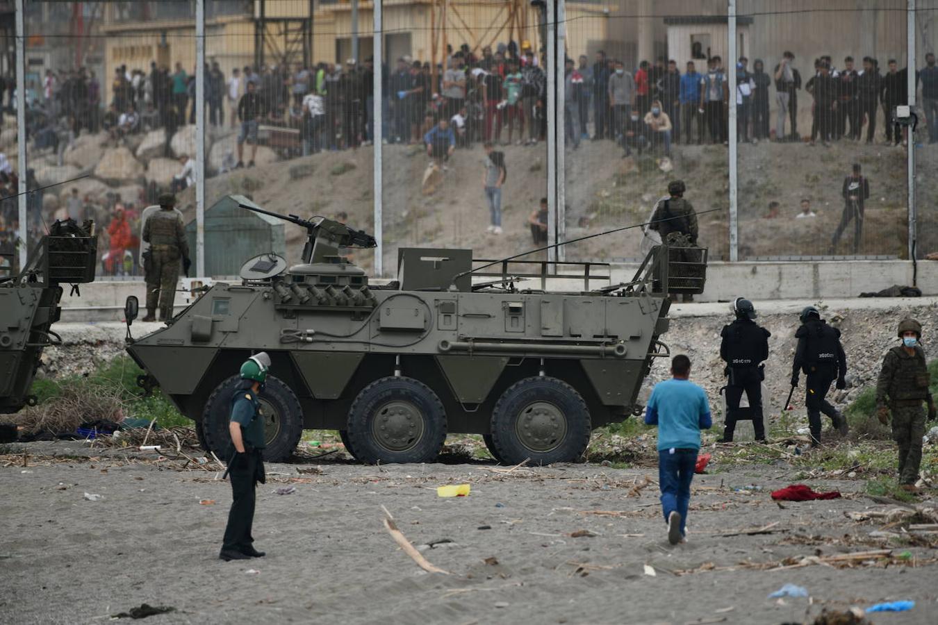 Un tanque español colabora en las devoluciones 'en caliente' en Ceuta. 