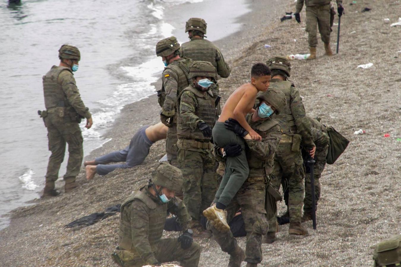 Militares españoles ayudan a los inmigrantes que han cruzado a nado desde Marruecos. 