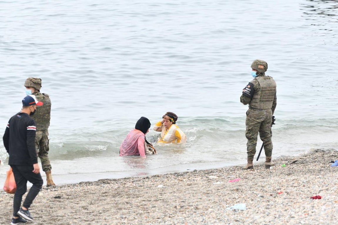 Inmigrantes llegan a nado a Ceuta desde Marruecos. 