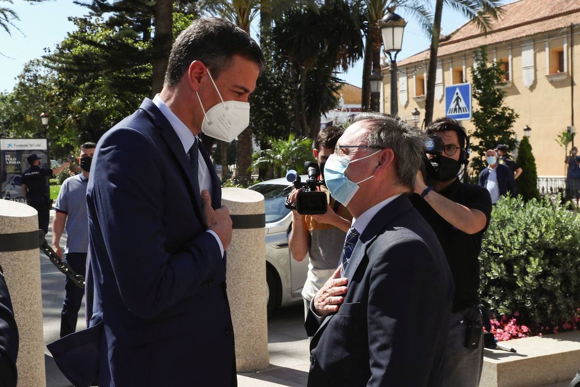 Pedro Sánchez, a su llegada al Palacio Autonómico de Ceuta, recibido por el presidente de la Ciudad Autónoma de Ceuta, Juan Jesús Vivas. 