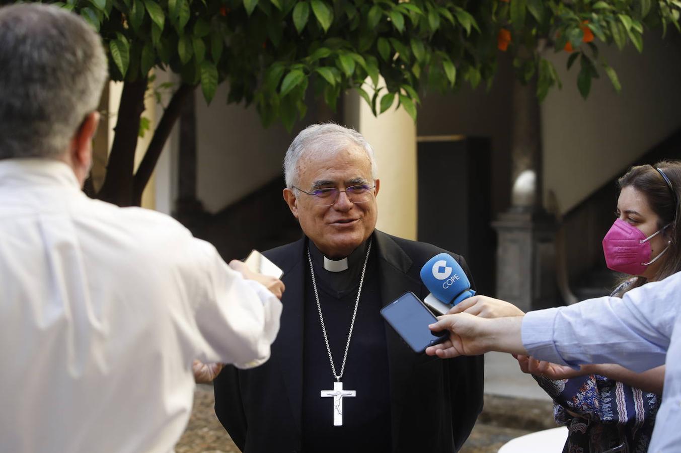 La recepción del obispo de Córdoba a los periodistas, en imágenes