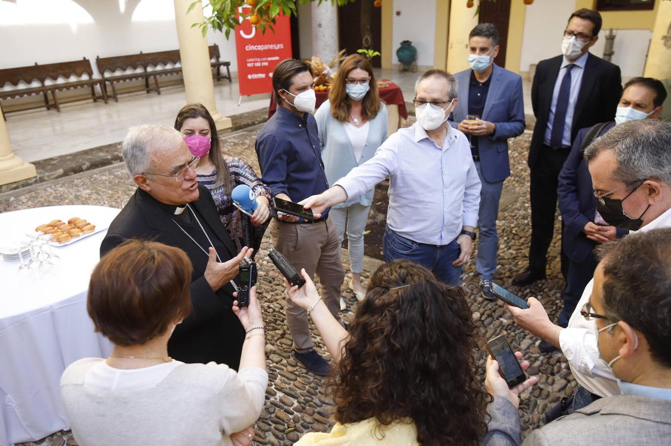 La recepción del obispo de Córdoba a los periodistas, en imágenes