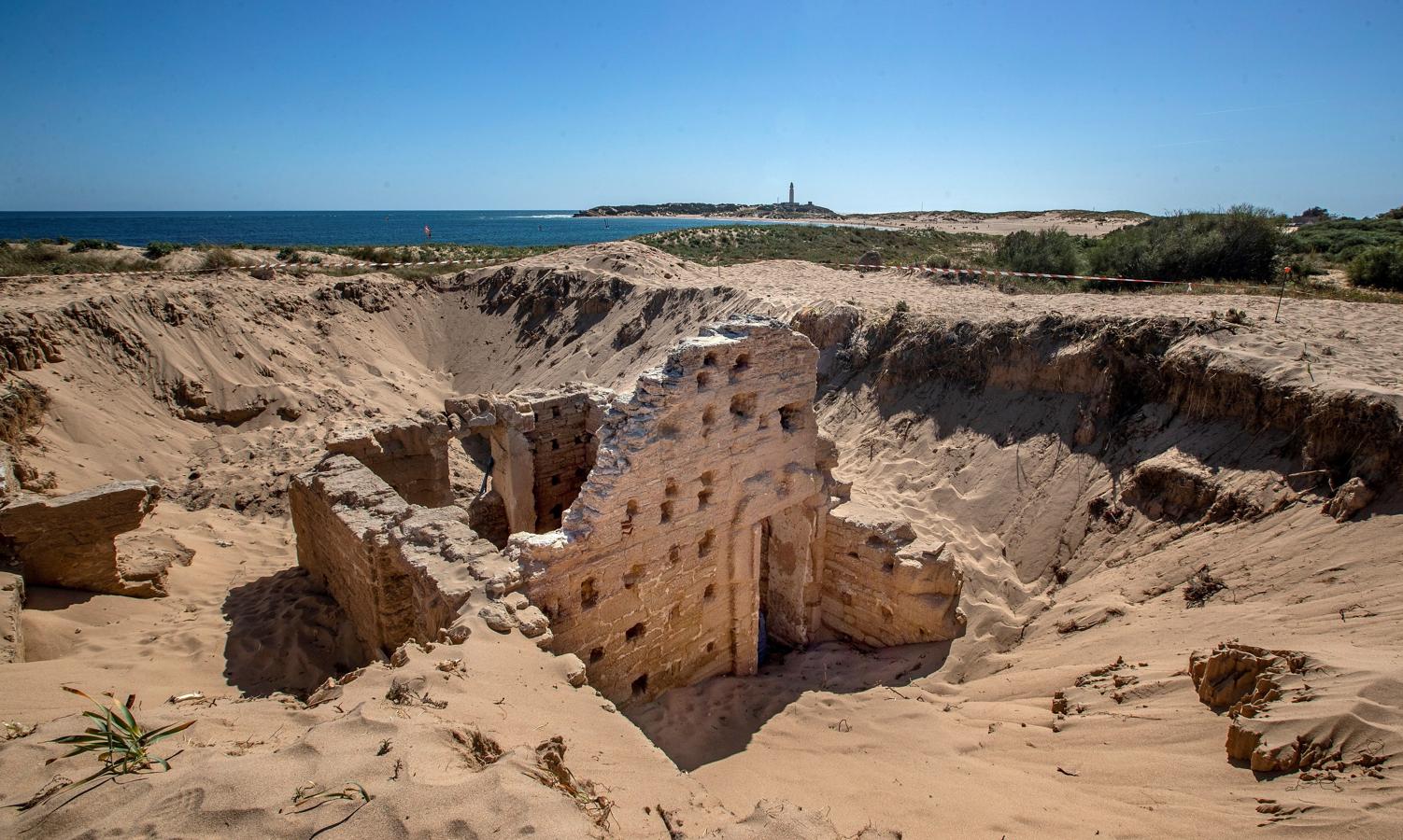 Las termas romanas de Caños de Meca. Bajo la arena de Los Caños de Meca (Barbate, Cádiz) dormían desde hace dieciséis siglos unas termas romanas que aún hoy conservan muros de hasta cuatro metros de altura. El equipo de investigación HUM 440 de la Universidad de Cádiz localizó el ‘balneum’ durante las excavaciones arqueológicas para el proyecto ‘Arqueostra’