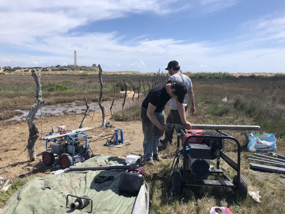 Trabajos de geoarqueología en la zona. «Buena parte de las dunas que hay en esta zona de la playa de Caños de Meca están ahí porque debajo hay restos romanos», asegura Darío Bernal, catedrático de Arqueología y director del proyecto de excavación de la zona.