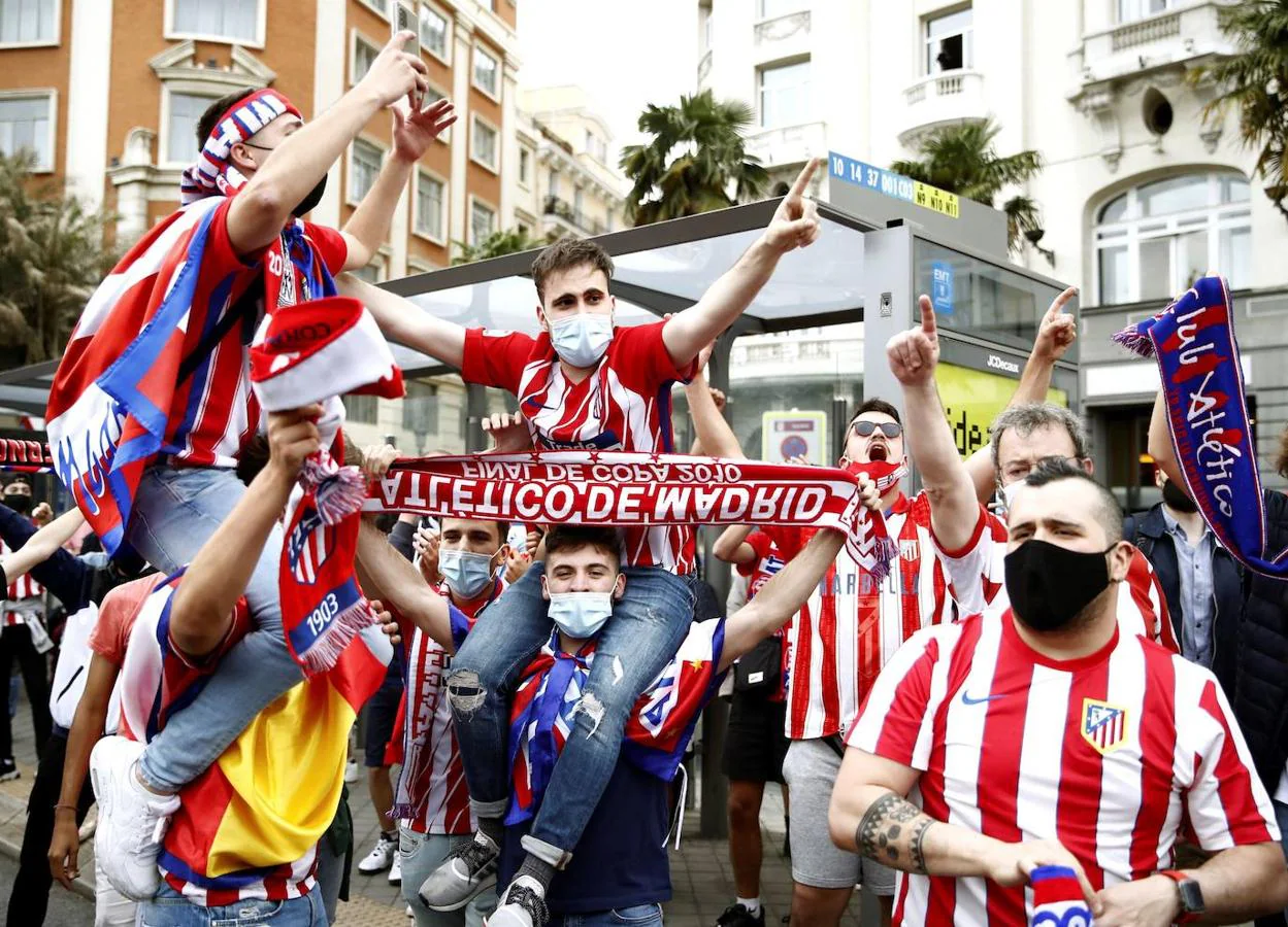 En imágenes: La afición rojiblanca se echa a las calles de Madrid para celebrar la victoria del Atlético