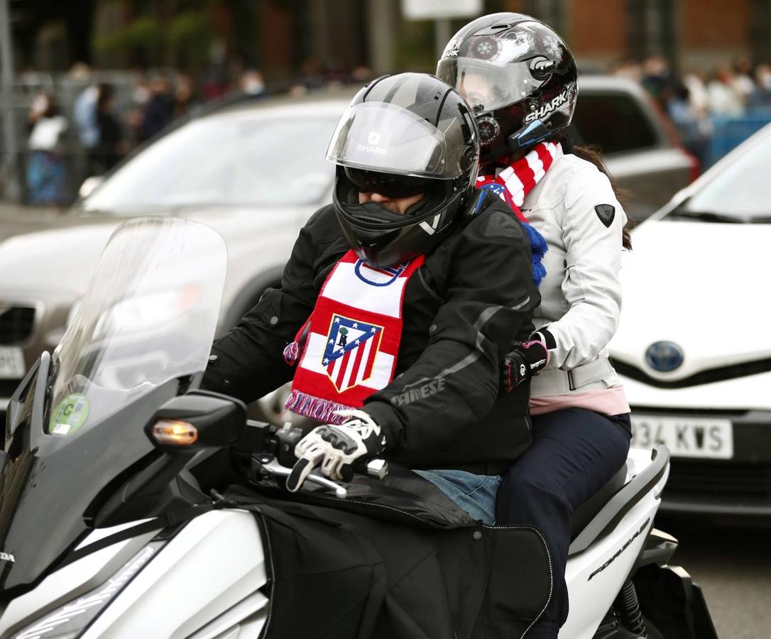 En imágenes: La afición rojiblanca se echa a las calles de Madrid para celebrar la victoria del Atlético