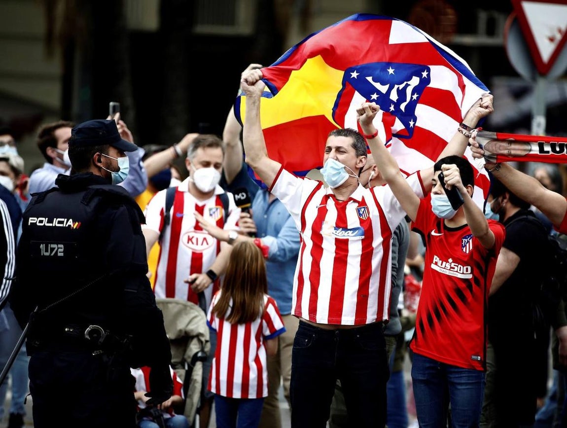 En imágenes: La afición rojiblanca se echa a las calles de Madrid para celebrar la victoria del Atlético