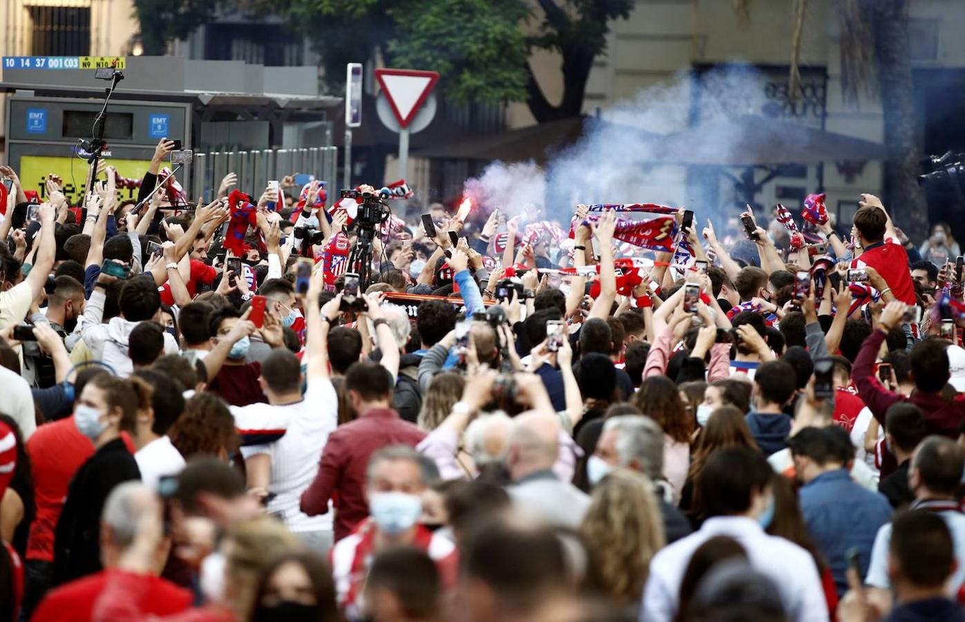 En imágenes: La afición rojiblanca se echa a las calles de Madrid para celebrar la victoria del Atlético