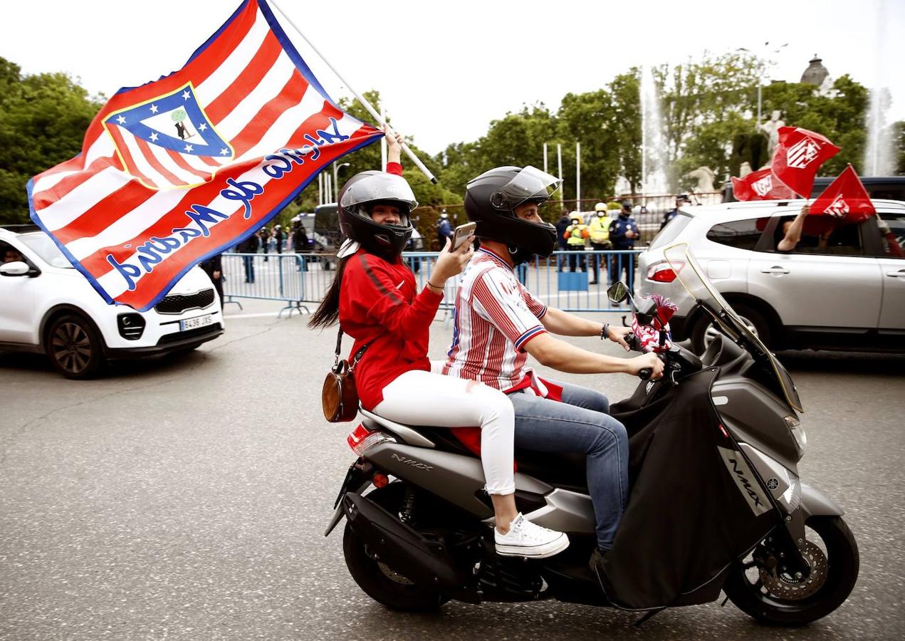 En imágenes: La afición rojiblanca se echa a las calles de Madrid para celebrar la victoria del Atlético