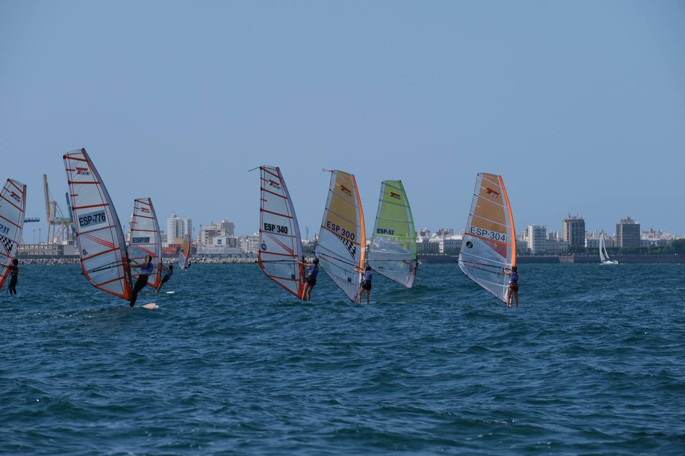 FOTOS: Las imágenes más espectaculares de la Copa de España de Windsurf, en la bahía de Cádiz