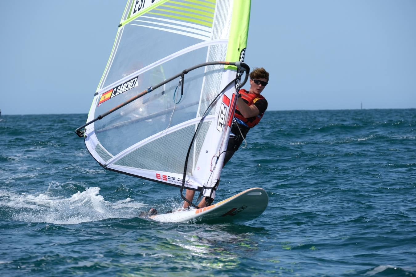 FOTOS: Las imágenes más espectaculares de la Copa de España de Windsurf, en la bahía de Cádiz