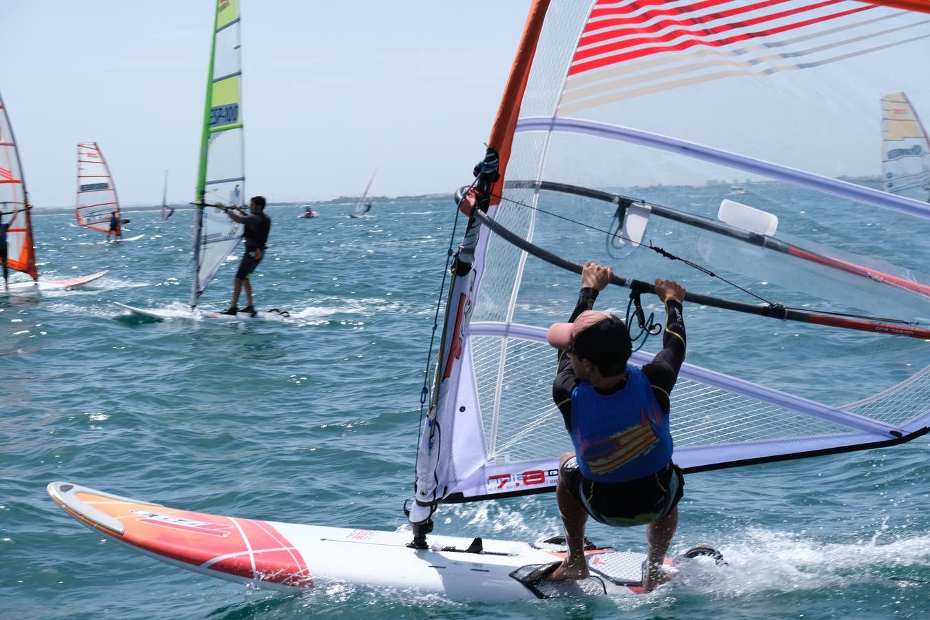 FOTOS: Las imágenes más espectaculares de la Copa de España de Windsurf, en la bahía de Cádiz