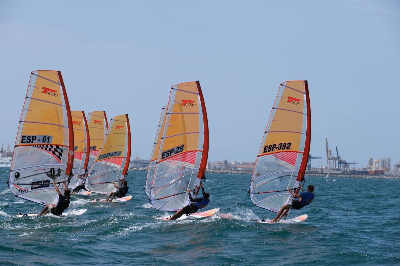 FOTOS: Las imágenes más espectaculares de la Copa de España de Windsurf, en la bahía de Cádiz