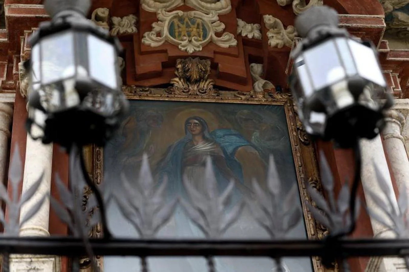 El altar de la Virgen de los Faroles de Córdoba, en imágenes