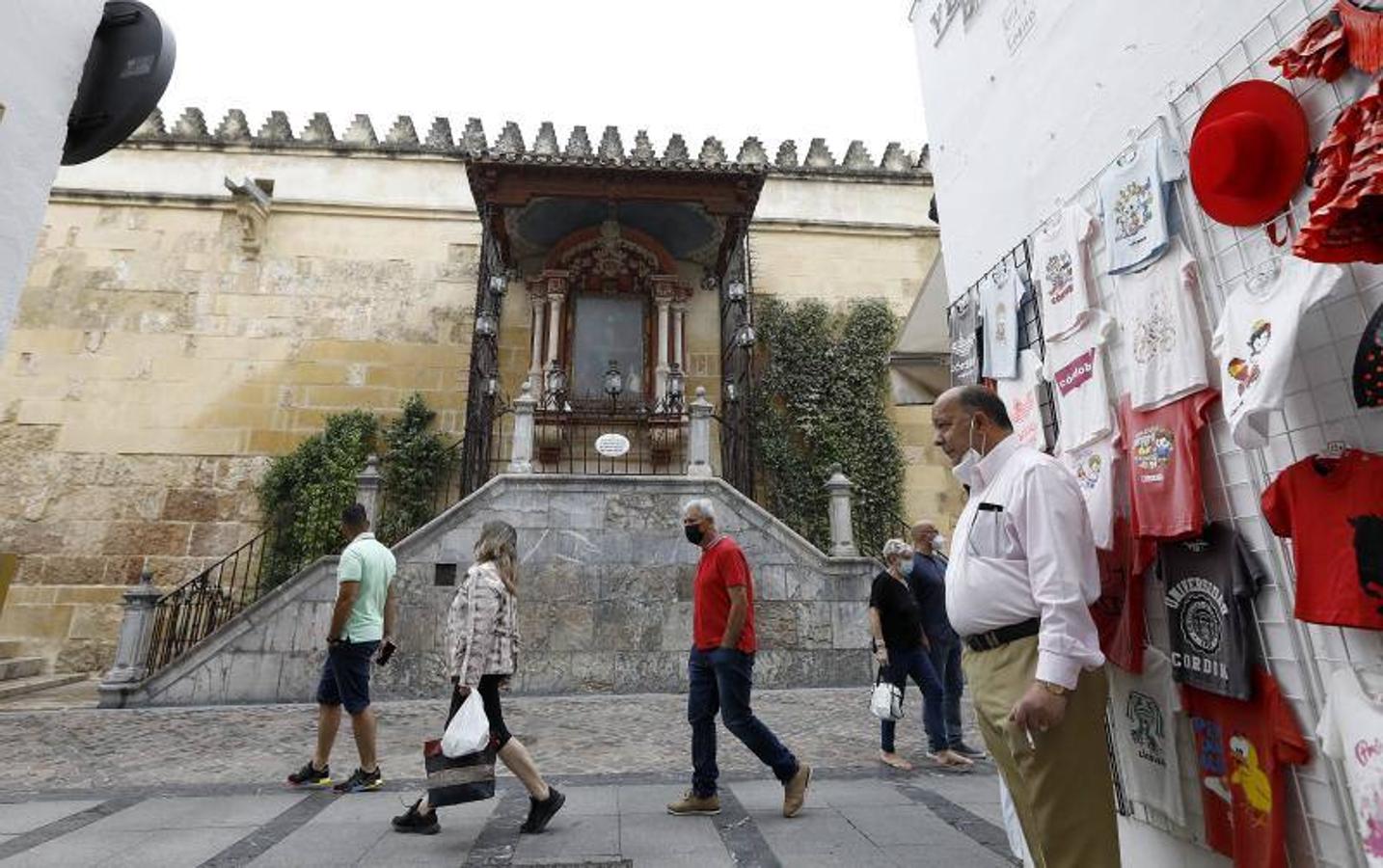 El altar de la Virgen de los Faroles de Córdoba, en imágenes