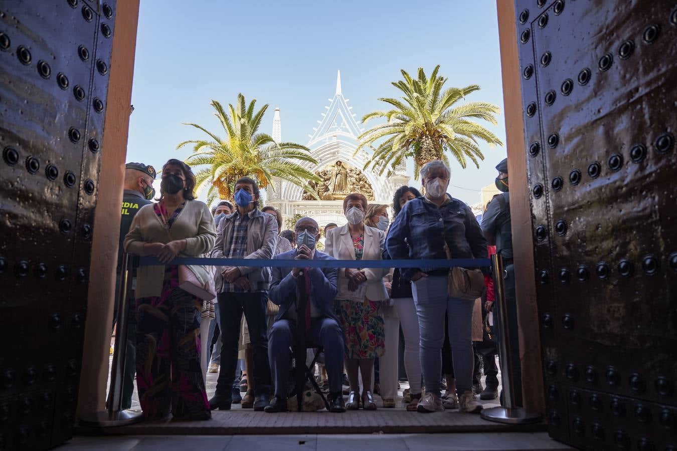 Almonte celebra su segunda misa de Pentecostés lejos de la aldea del Rocío