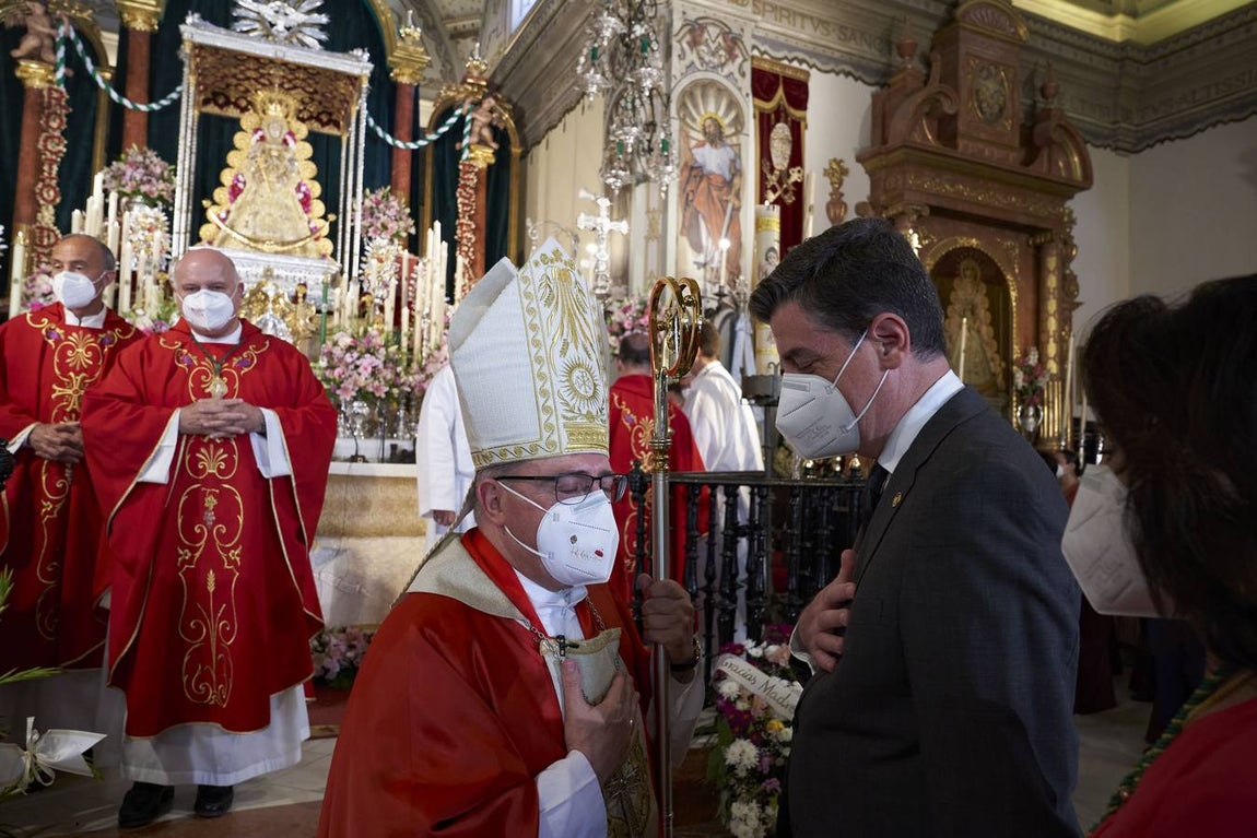 Almonte celebra su segunda misa de Pentecostés lejos de la aldea del Rocío