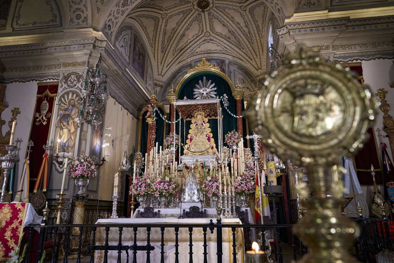 Almonte celebra su segunda misa de Pentecostés lejos de la aldea del Rocío