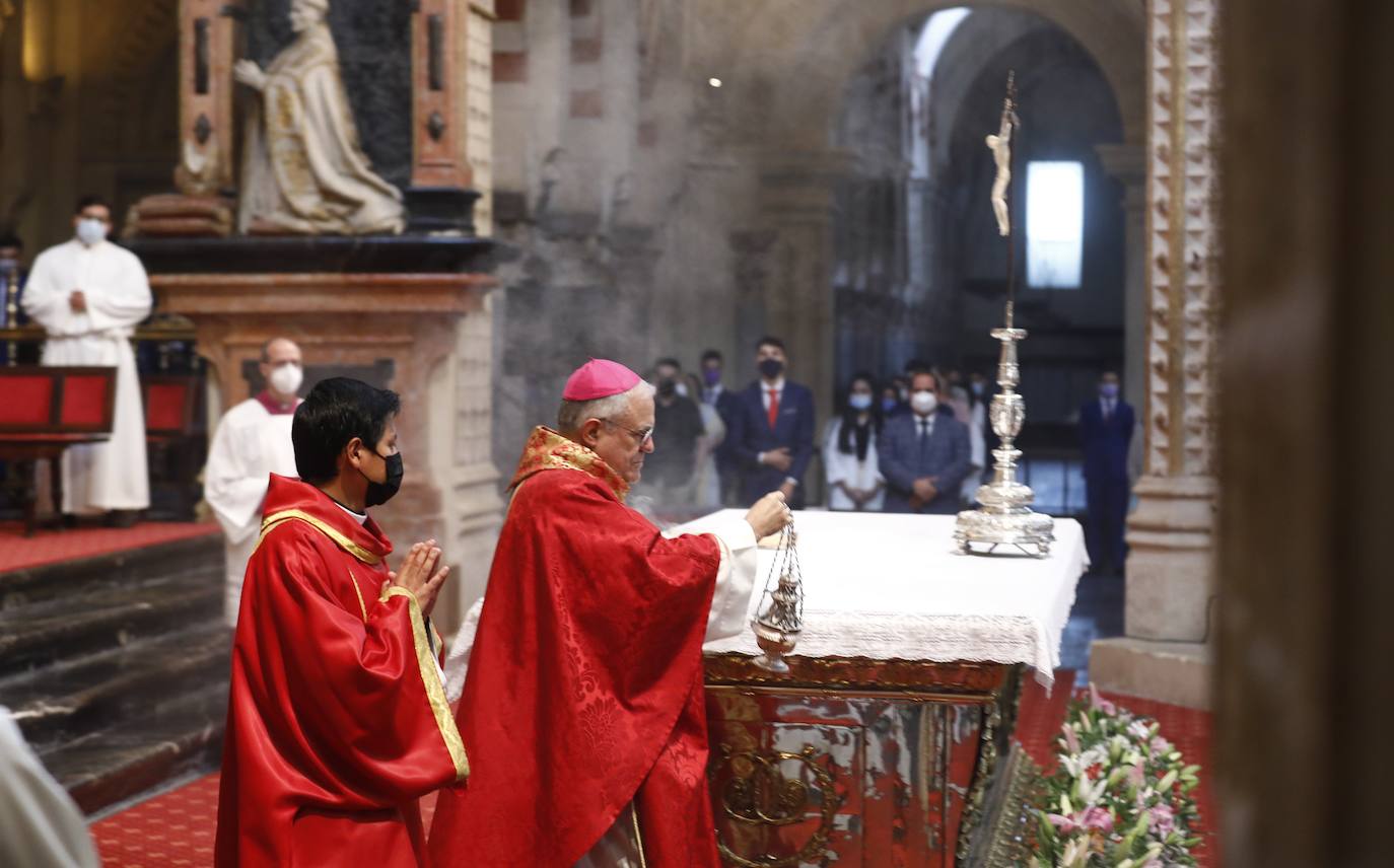 La misa de pentecostés en la Catedral de Córdoba, en imágenes