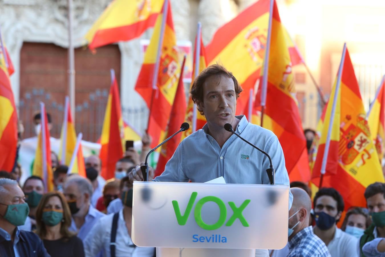 En imágenes, protesta de Santiago Abascal frente al Palacio de San Telmo de Sevilla