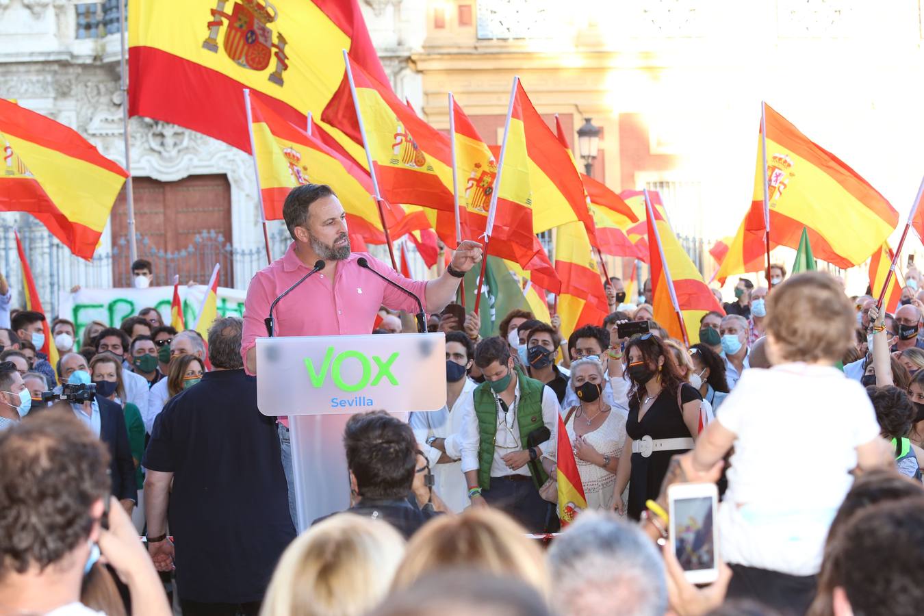 En imágenes, protesta de Santiago Abascal frente al Palacio de San Telmo de Sevilla