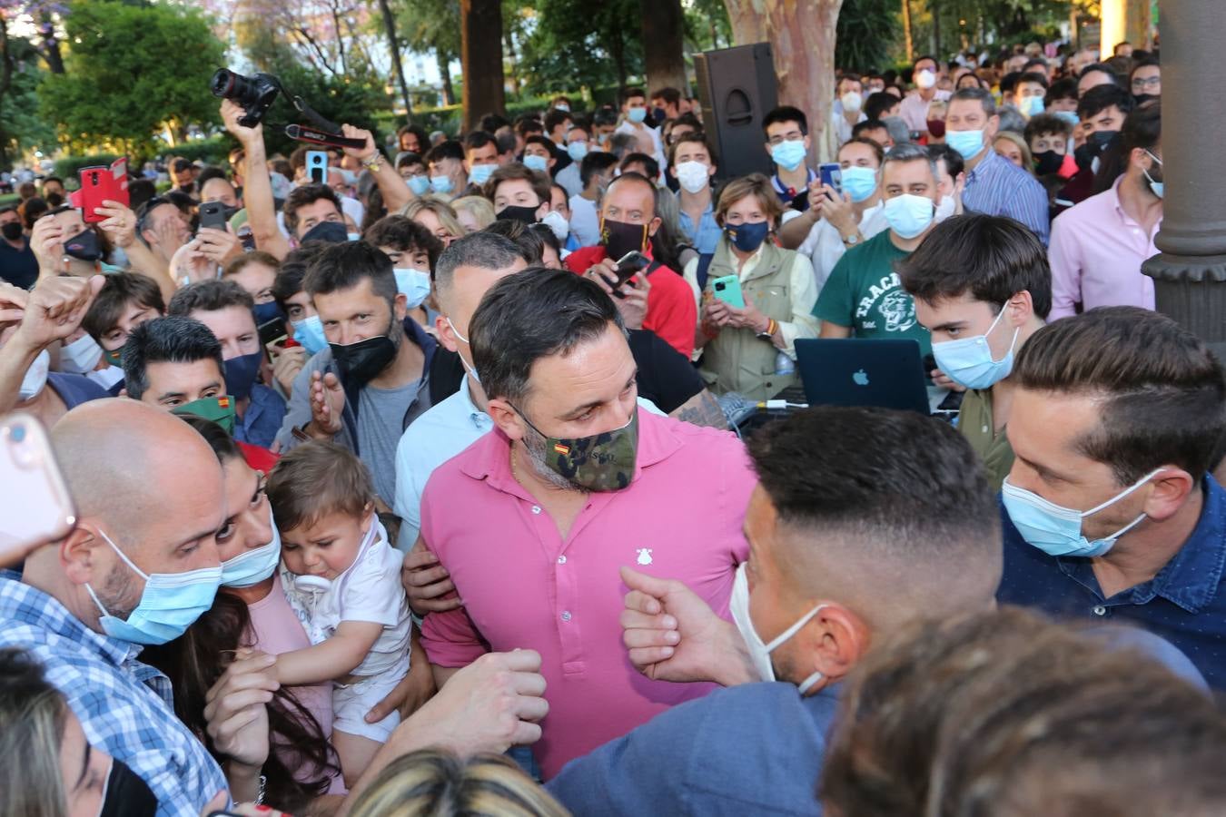 En imágenes, protesta de Santiago Abascal frente al Palacio de San Telmo de Sevilla