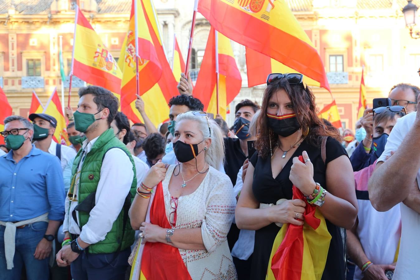 En imágenes, protesta de Santiago Abascal frente al Palacio de San Telmo de Sevilla