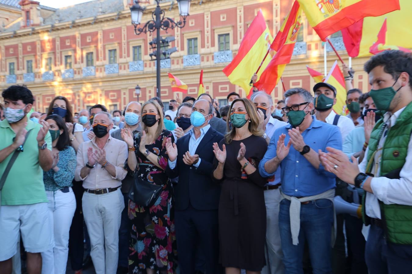 En imágenes, protesta de Santiago Abascal frente al Palacio de San Telmo de Sevilla