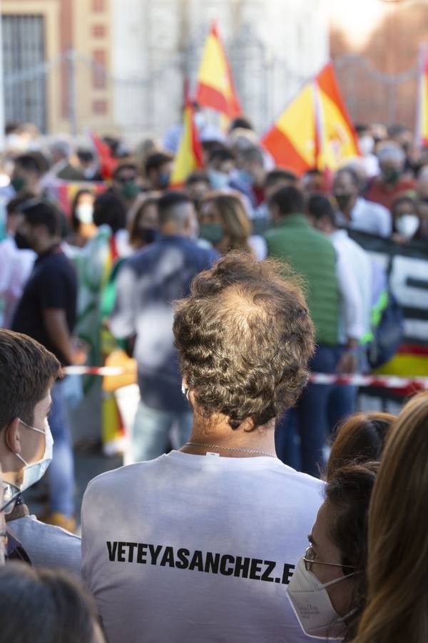 En imágenes, protesta de Santiago Abascal frente al Palacio de San Telmo de Sevilla