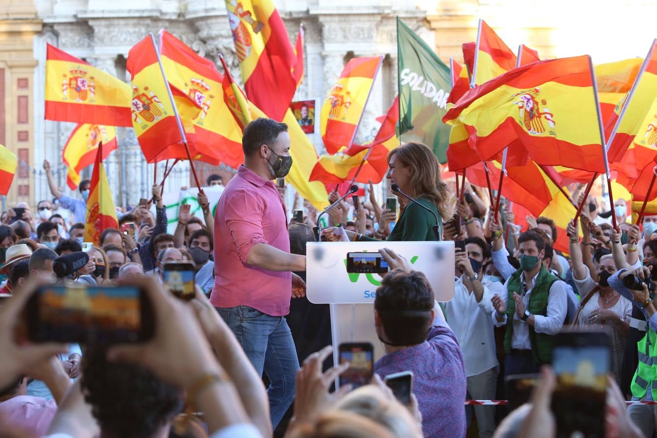 En imágenes, protesta de Santiago Abascal frente al Palacio de San Telmo de Sevilla