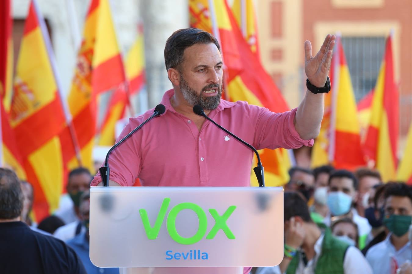 En imágenes, protesta de Santiago Abascal frente al Palacio de San Telmo de Sevilla