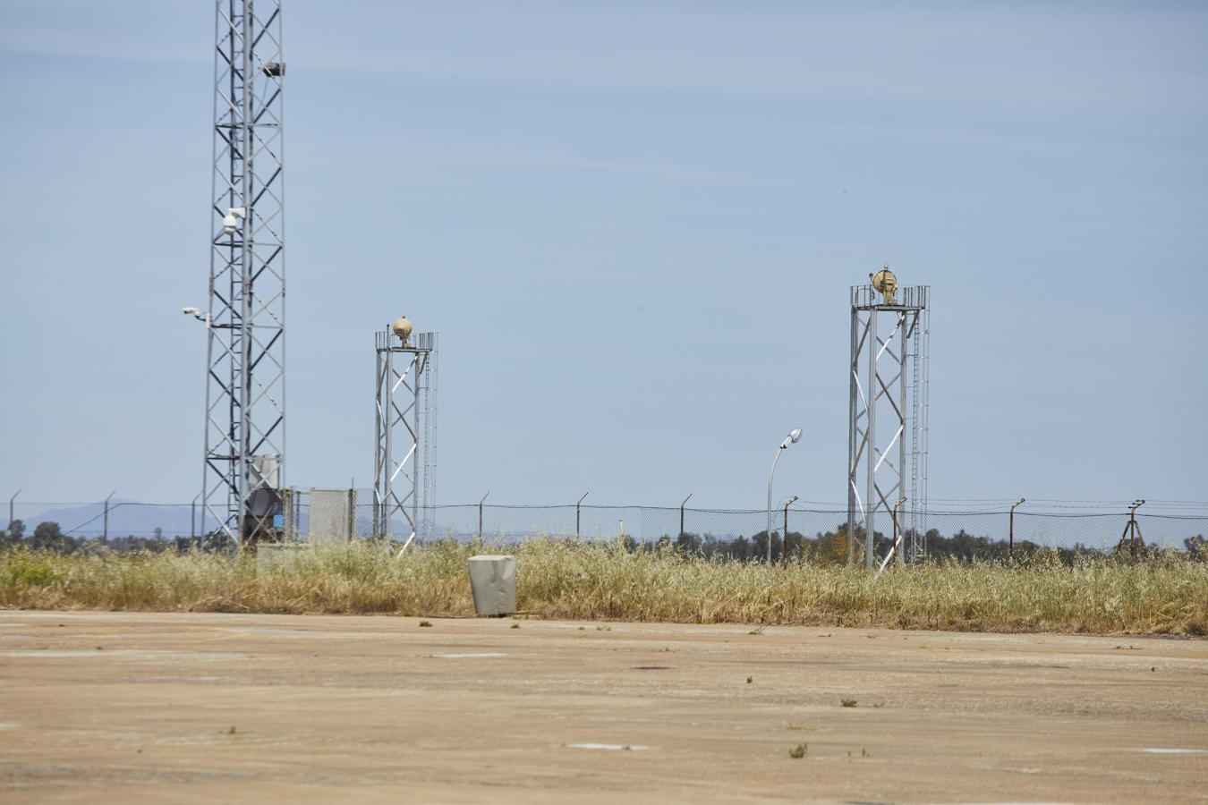 Esas dos antenas (pequeñas bolas marrones) deben estar siempre en el lugar donde despega y aterriza. 