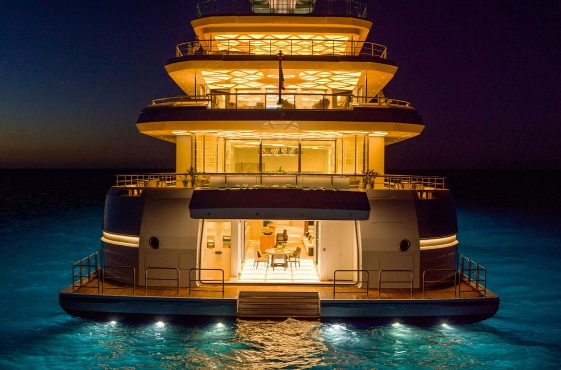 El yate híbrido más grande del mundo. La embarcación posee 107 metros de eslora y es capaz de alcanzar una velocidad crucero de 10 nudos con espacio para hasta 27 navegantes y una tripulación de 37 personas. Pero, sin duda, lo que la rinde única es su paquete de baterías con las que puede funcionar hasta 12 horas sin necesidad de encender sus generadores. Además, gracias a su capacidad para navegar de forma eléctrica, puede moverse sin generar apenas ruido, lo que permite que lo haga incluso en los momentos más silenciosos del día