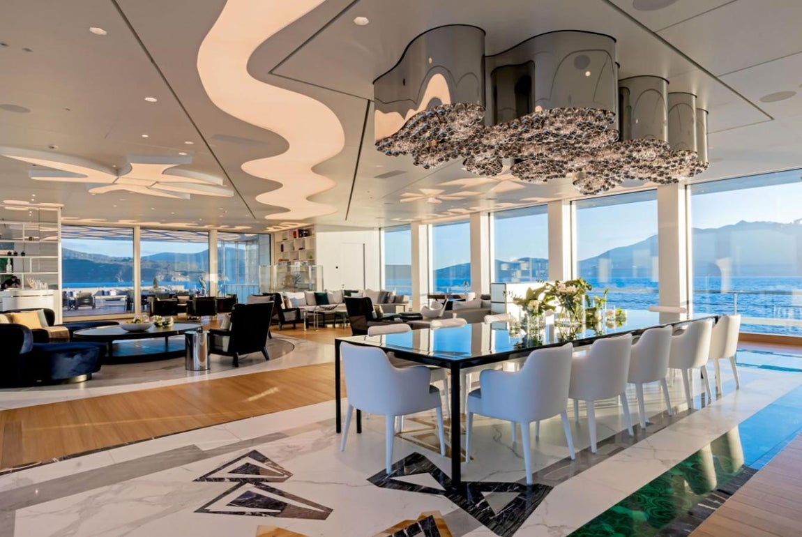 El yate híbrido más grande del mundo. En el interior tampoco falta el lujo y la ostentación, donde en cada rincón se evoca a artistas contemporáneos que le atribuyen un acabado de lo más especial y en el que se fusionan estilos que van desde el modernismo a la vanguardia