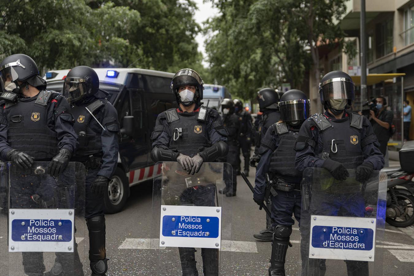 Los Mossos d'Esquadra vigilan durante la ocupación de la sede de ERC. 