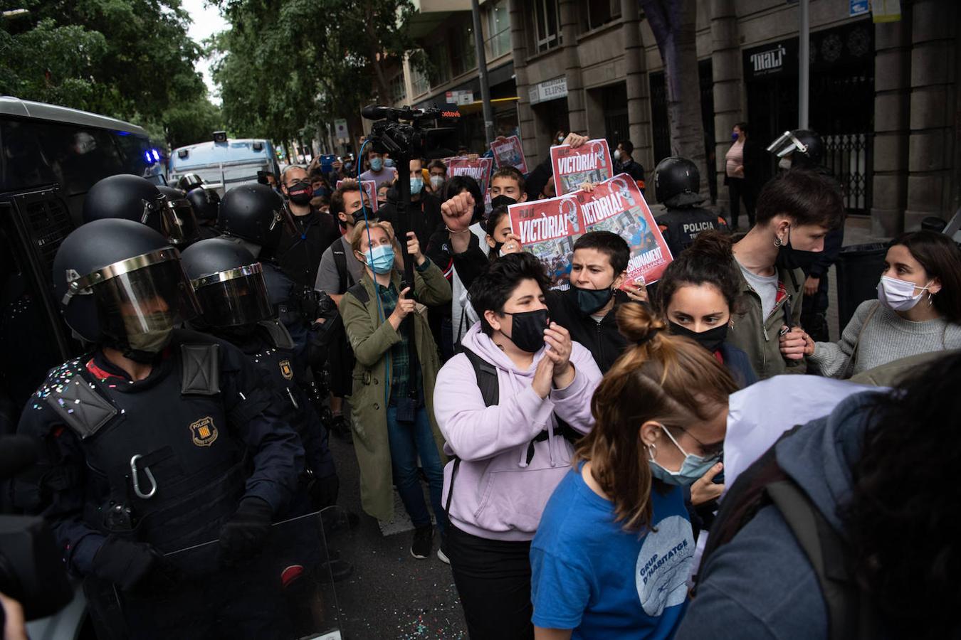 Protesta de activistas vinculados a sindicatos de la vivienda junto a la sede de ERC en la calle Calàbria de Barcelona. 