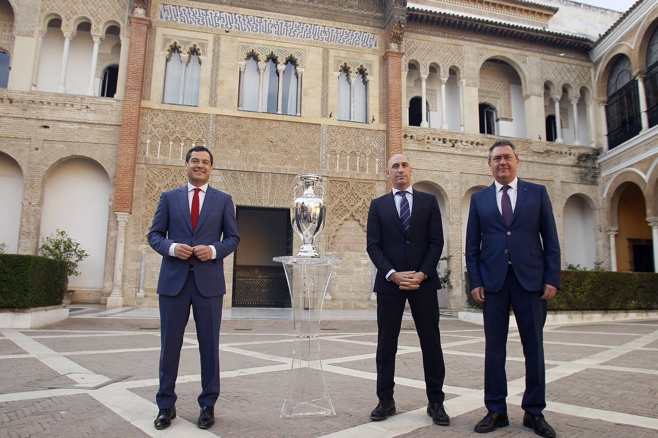 Instante del acto de la foto oficial del trofeo de la Eurocopa en Sevilla