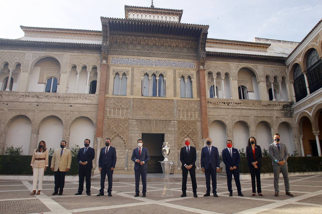 Instante del acto de la foto oficial del trofeo de la Eurocopa en Sevilla