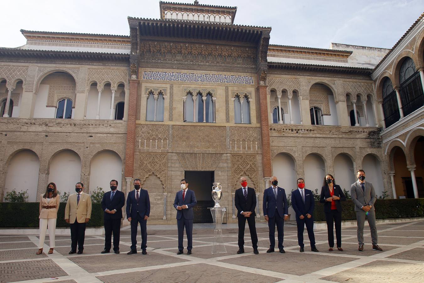 Instante del acto de la foto oficial del trofeo de la Eurocopa en Sevilla