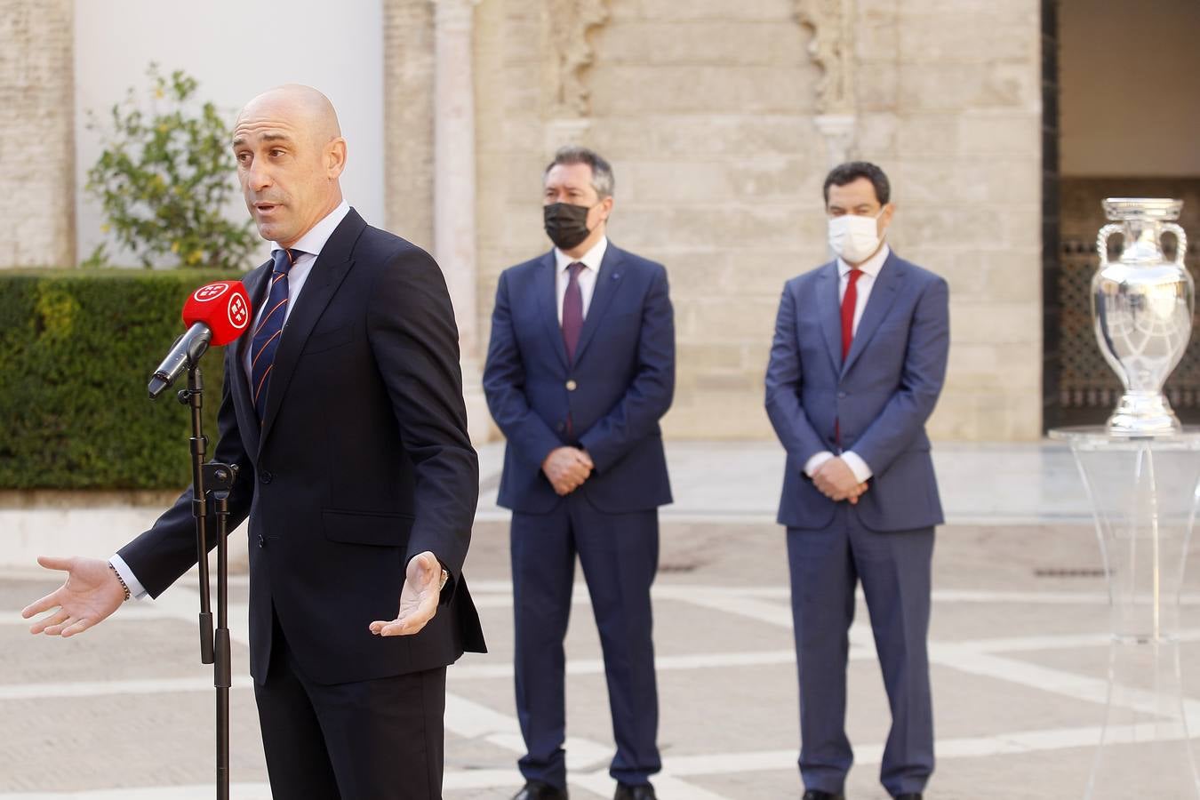 Instante del acto de la foto oficial del trofeo de la Eurocopa en Sevilla