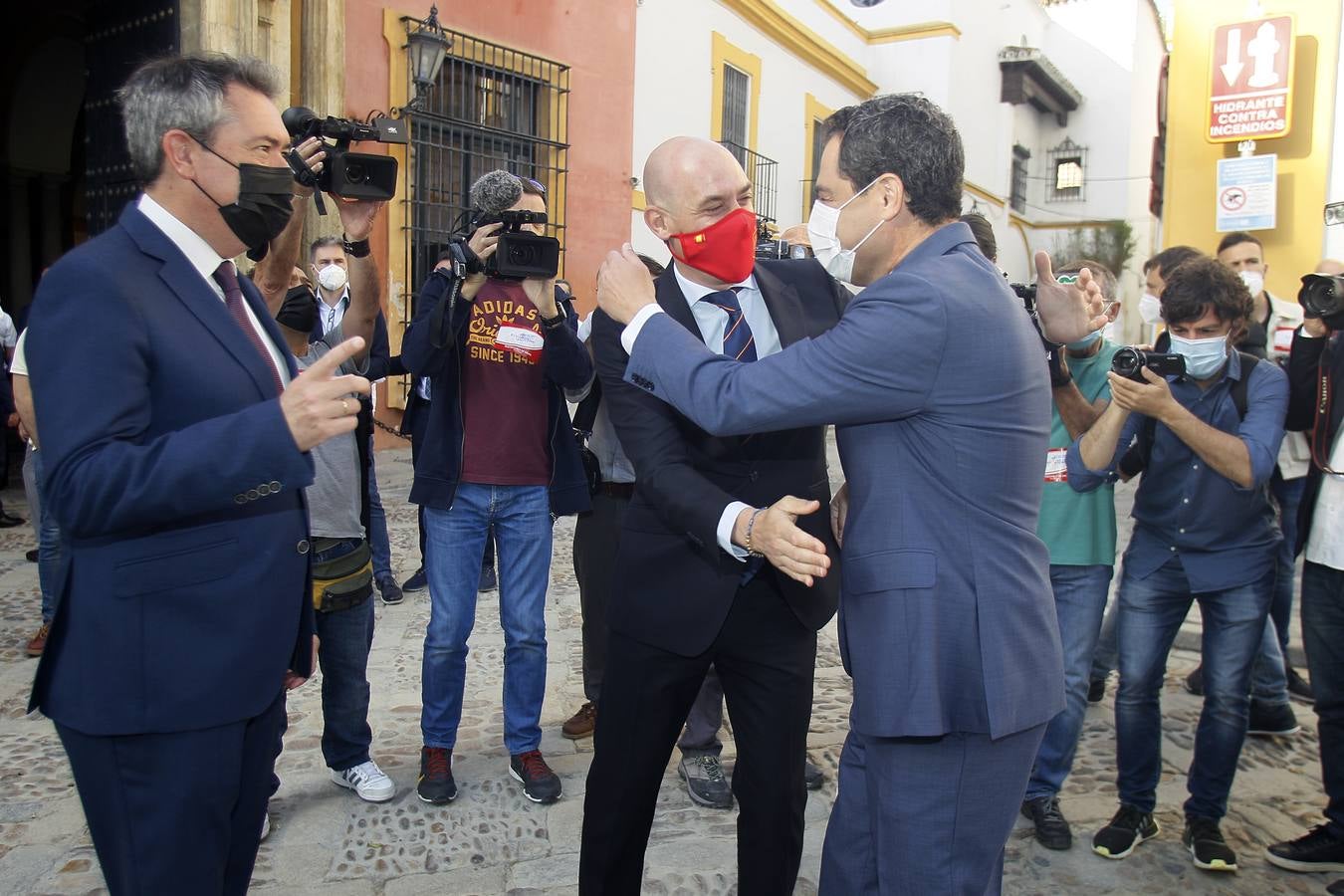 Instante del acto de la foto oficial del trofeo de la Eurocopa en Sevilla