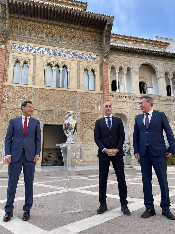 Instante del acto de la foto oficial del trofeo de la Eurocopa en Sevilla