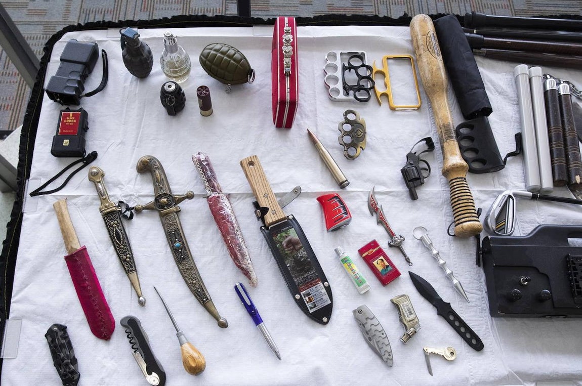 Cuchillos y armas con las que viajeros pretendían subirse a un avión. 